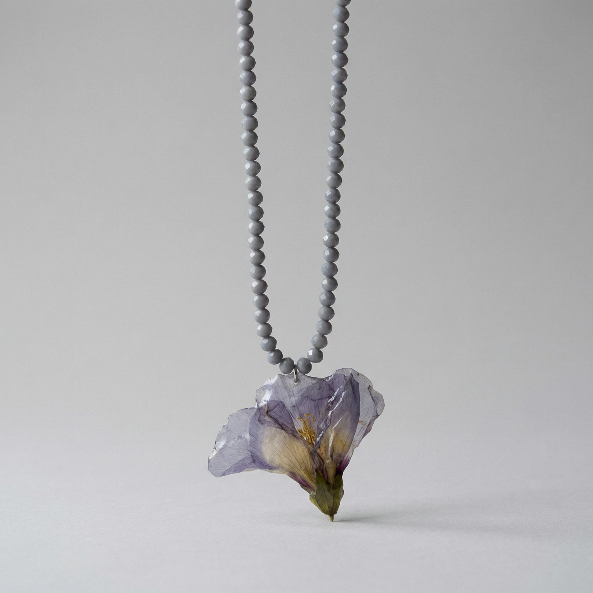 Collar corto flor lila