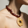 Collar corto rosa amarilla