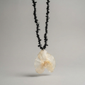 Collar largo orquídea piedras pequeñas