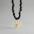 Collar corto orquídea piedras negras