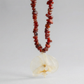 Collar corto orquídea piedras rojas