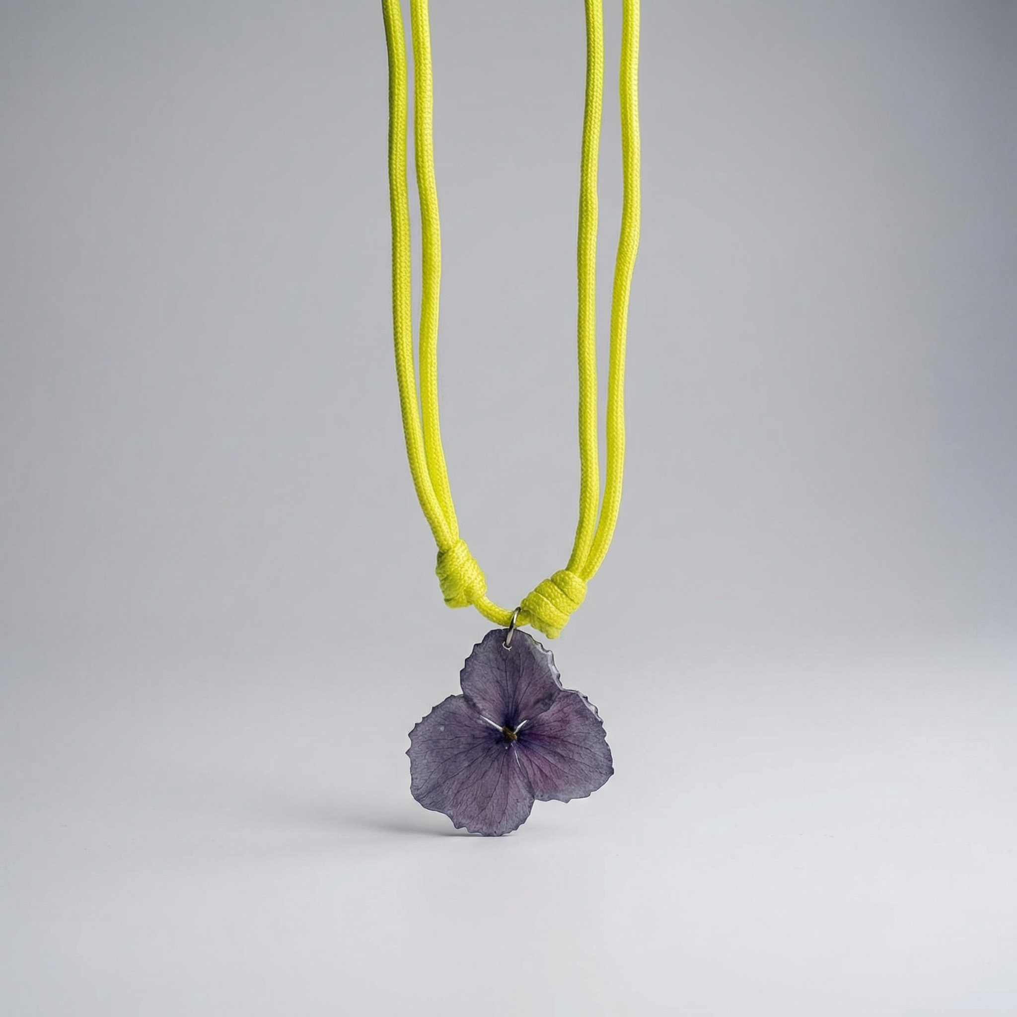 Collar cuerda hoja lila