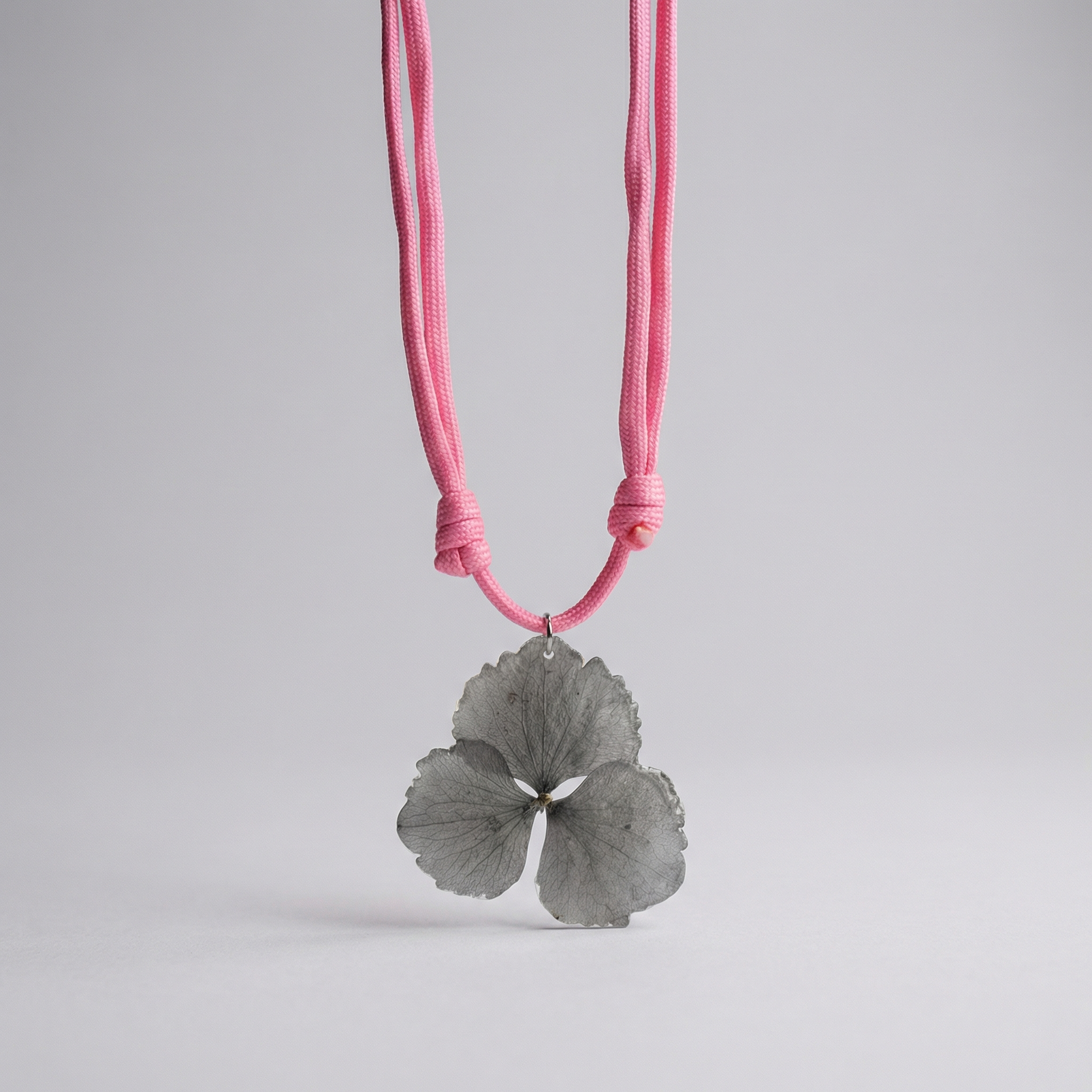 Collar cuerda hoja