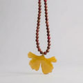 Collar ginkgo biloba piedras rojas