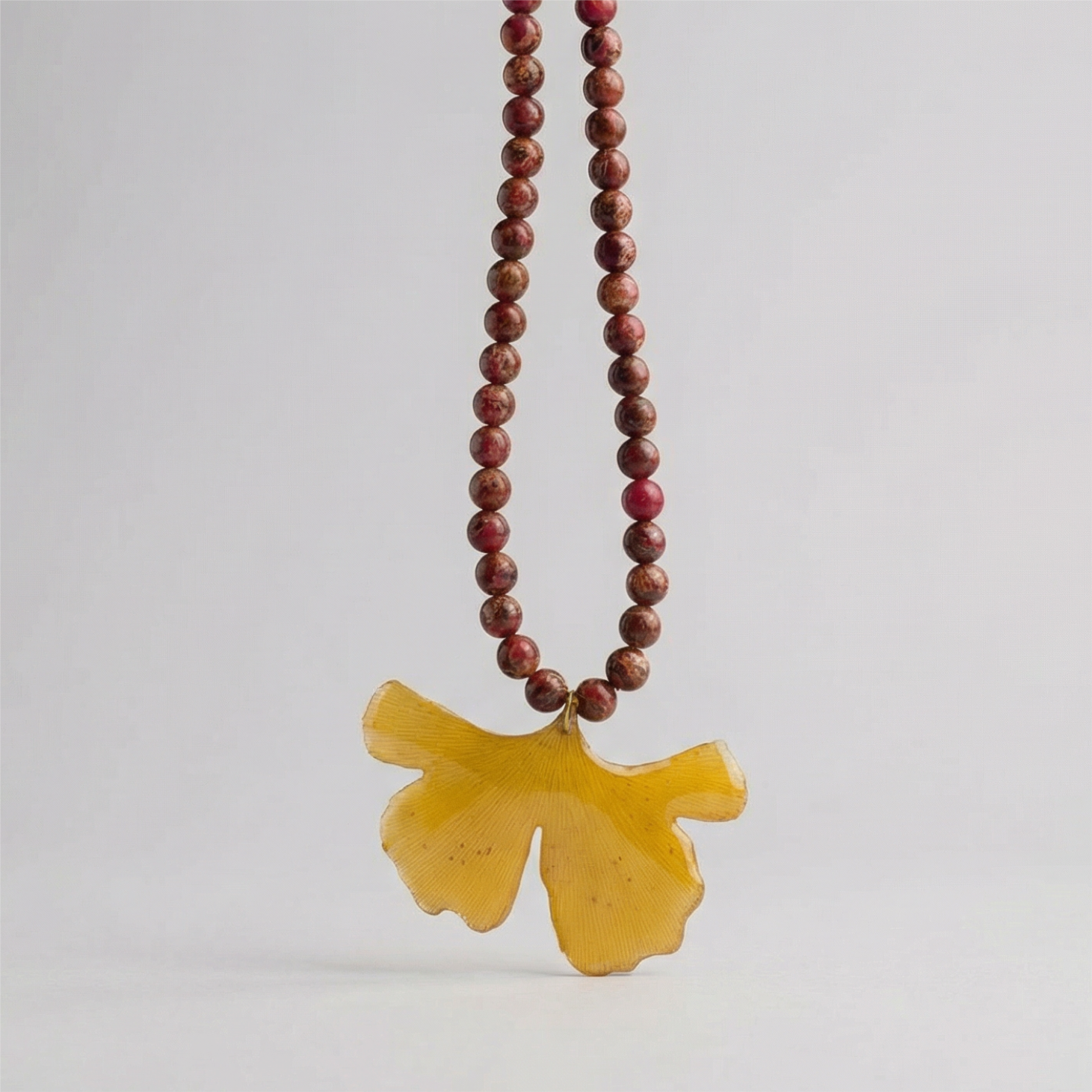 Collar ginkgo biloba piedras rojas