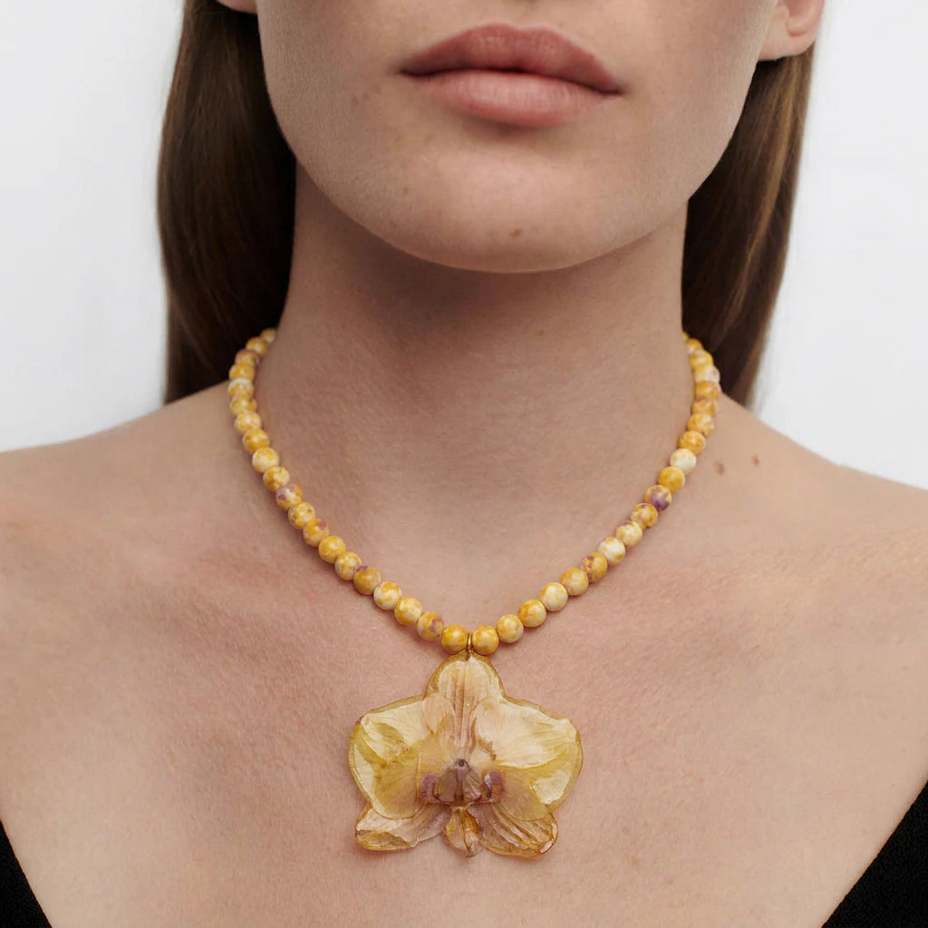 Collar corto orquídea amarilla