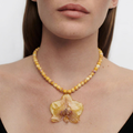 Collar corto orquídea amarilla