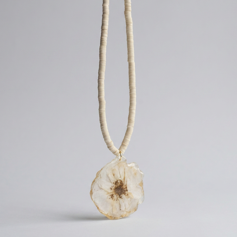 Collar corto rosa blanca