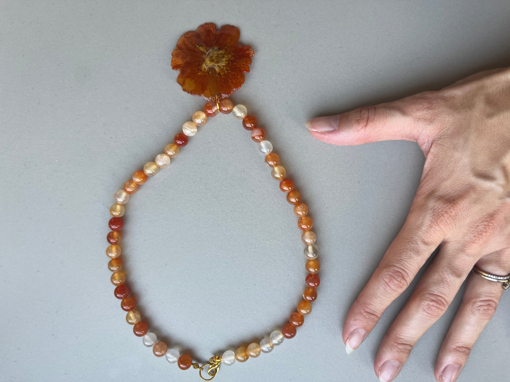 Collar corto flor naranja