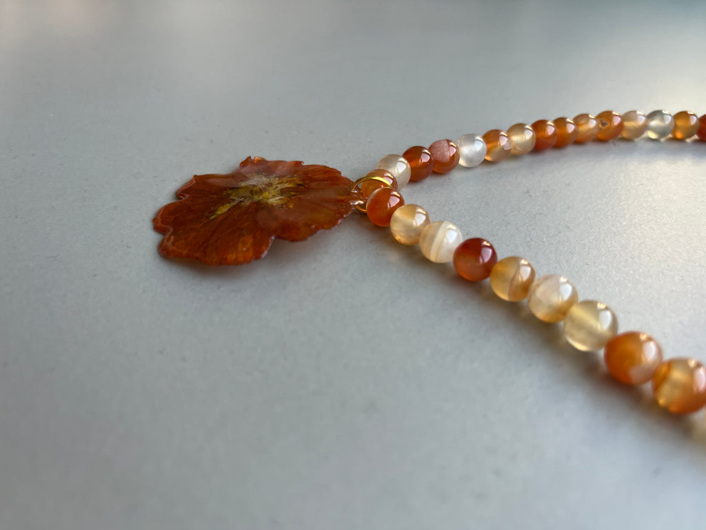 Collar corto flor naranja