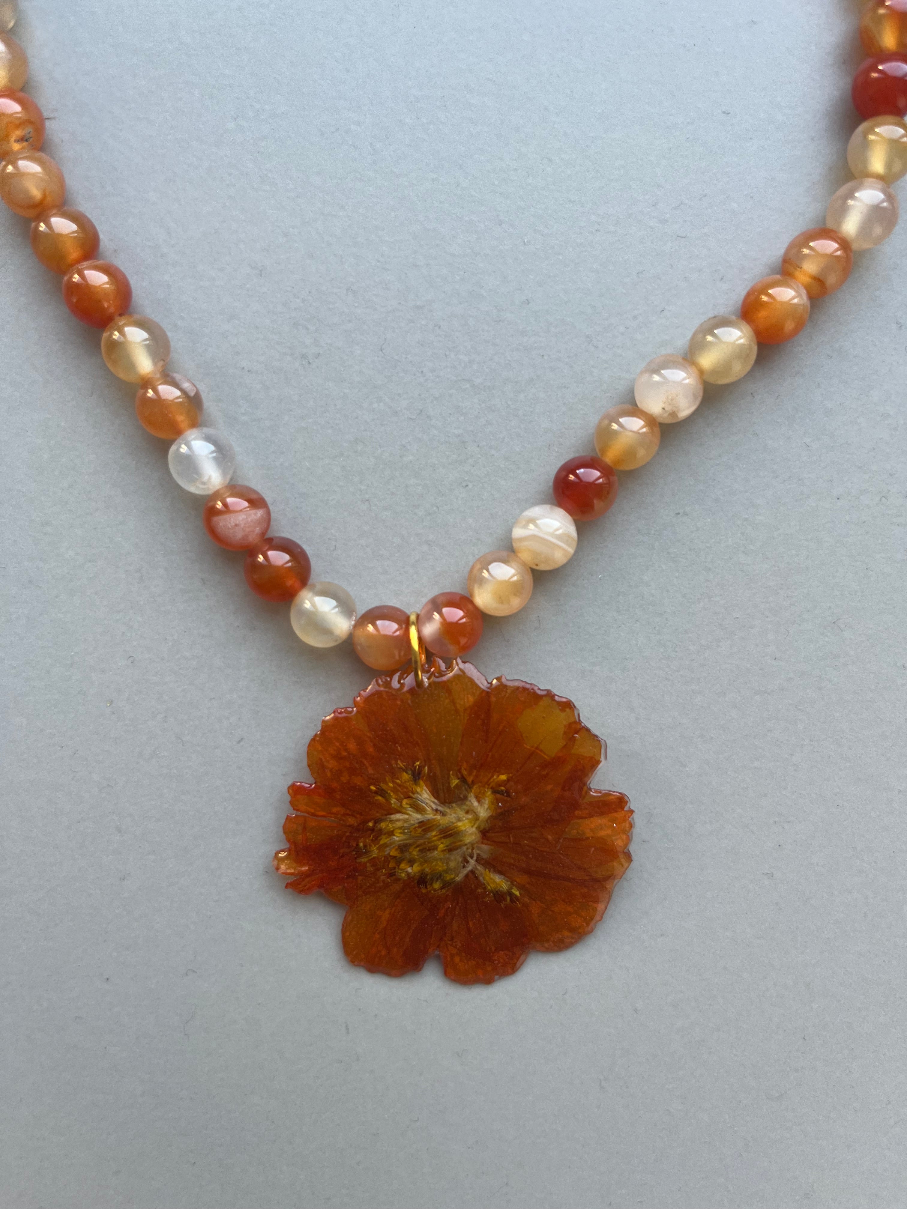 Collar corto flor naranja