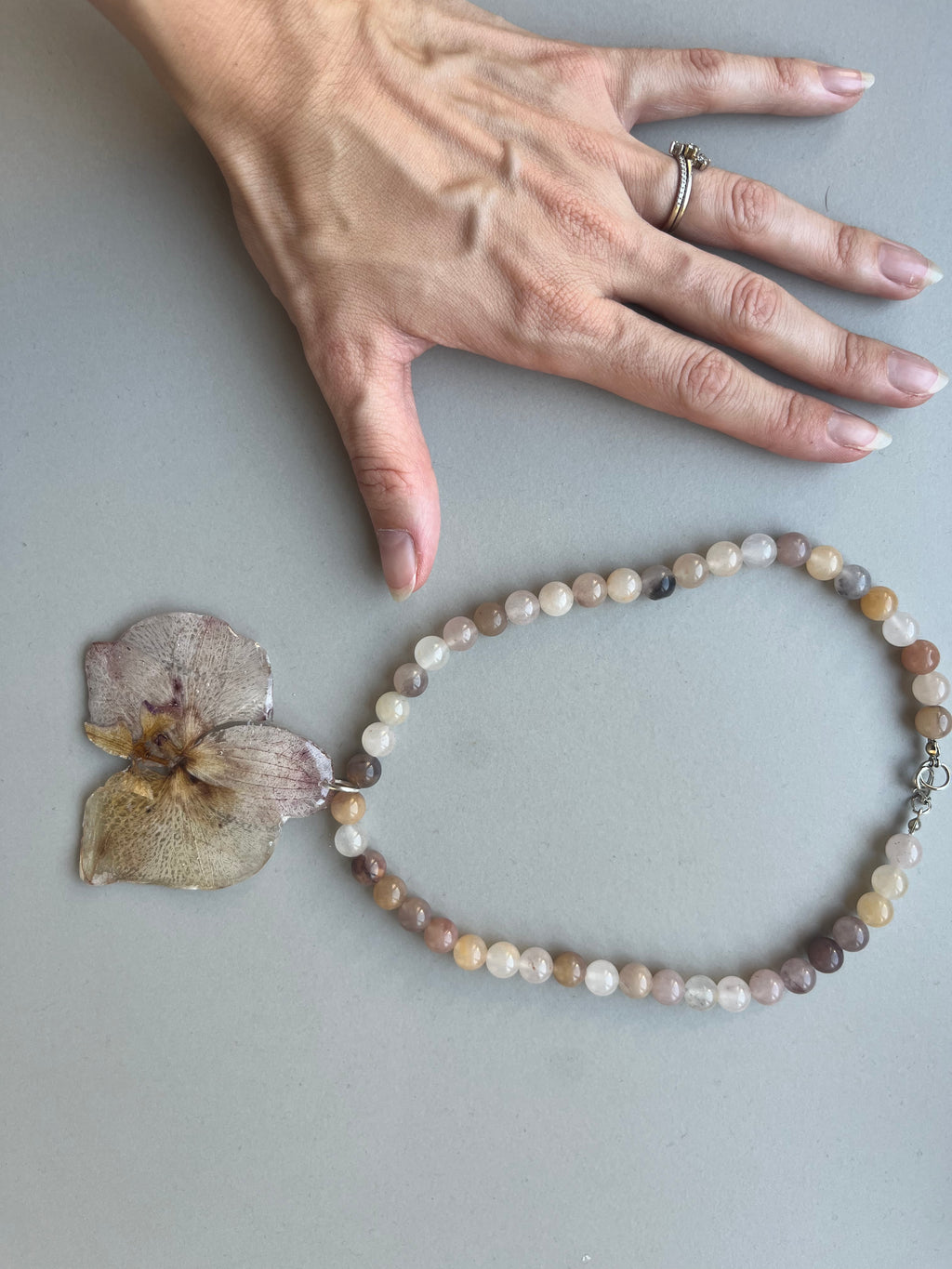Collar corto orquídea beige