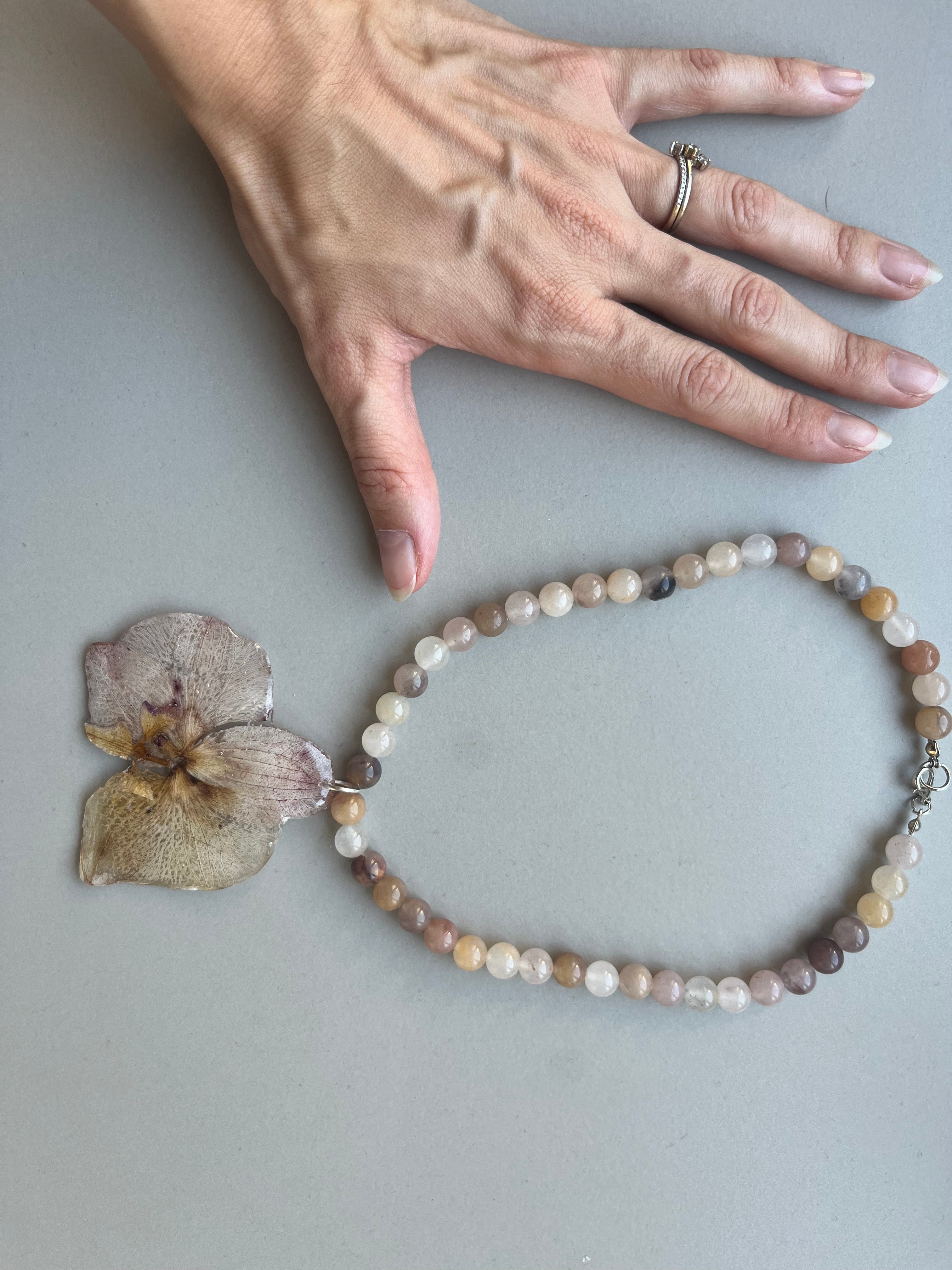 Collar corto orquídea beige