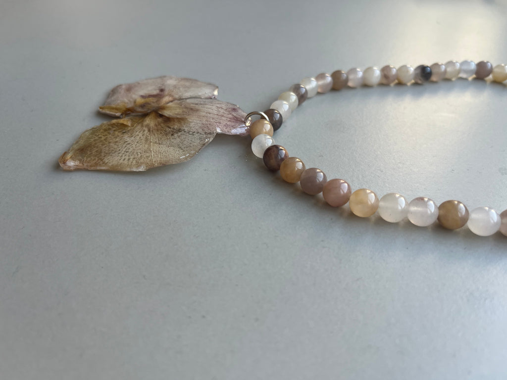 Collar corto orquídea beige