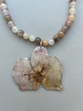Collar corto orquídea beige