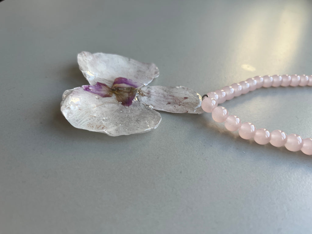 Collar largo orquídea blanca y púrpura