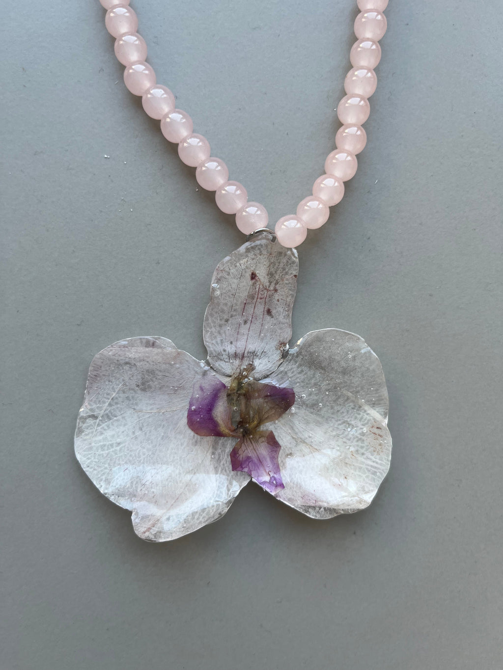 Collar largo orquídea blanca y púrpura