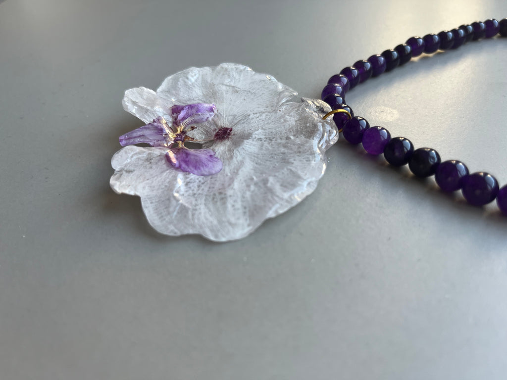 Collar corto orquídea blanca