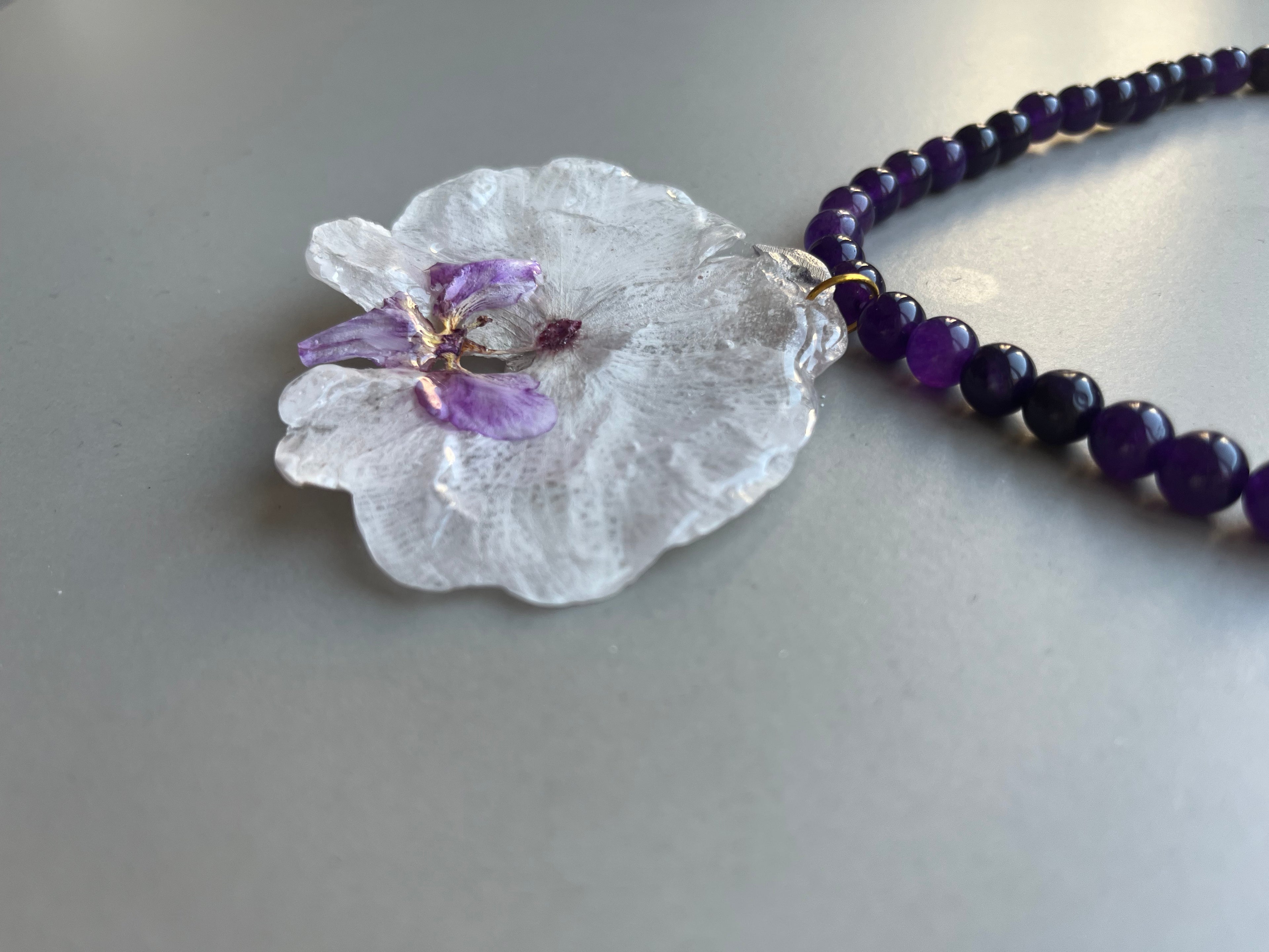 Collar corto orquídea blanca