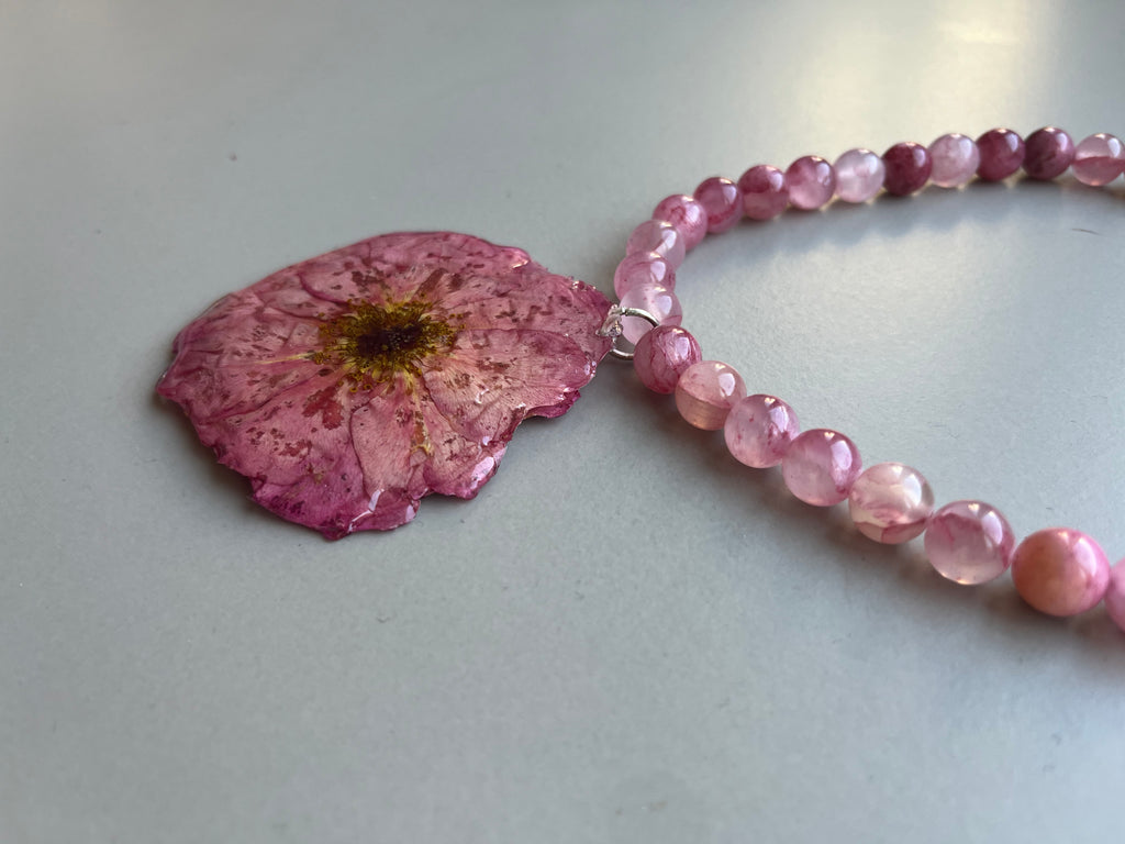 Collar corto rosa rosa
