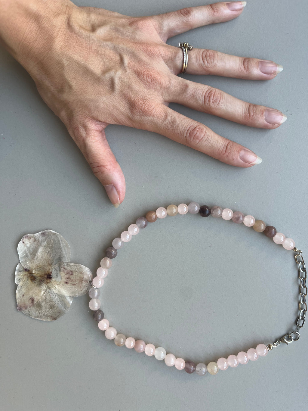 Collar corto orquídea blanca