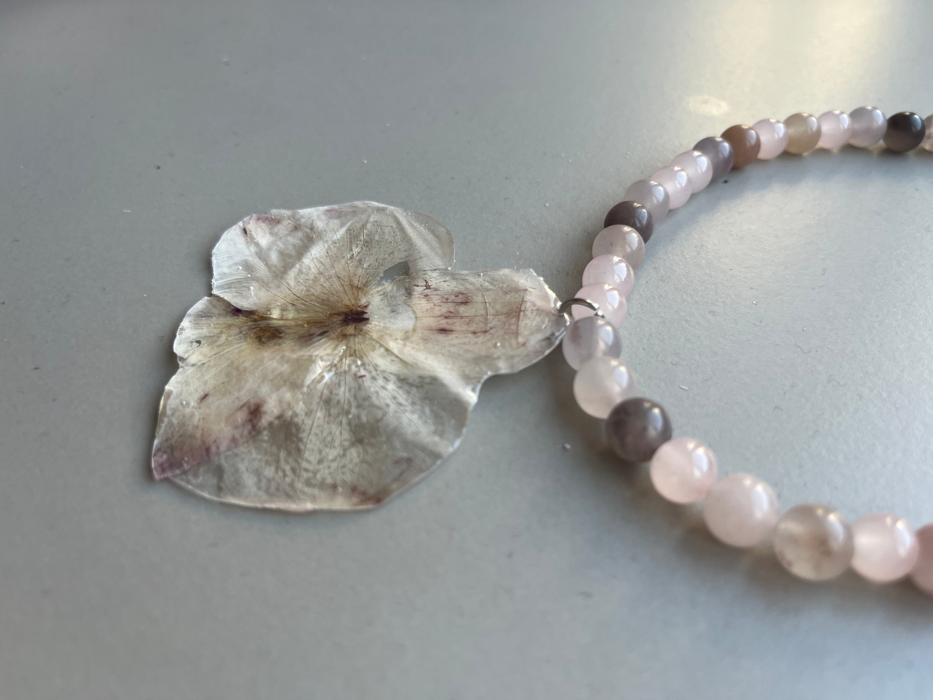 Collar corto orquídea blanca