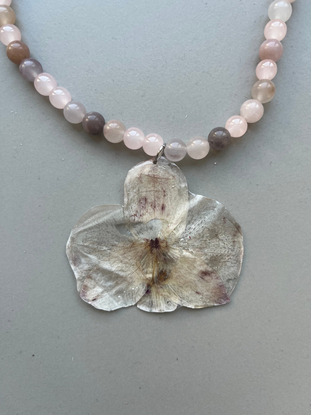 Collar corto orquídea blanca