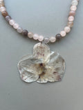 Collar corto orquídea blanca