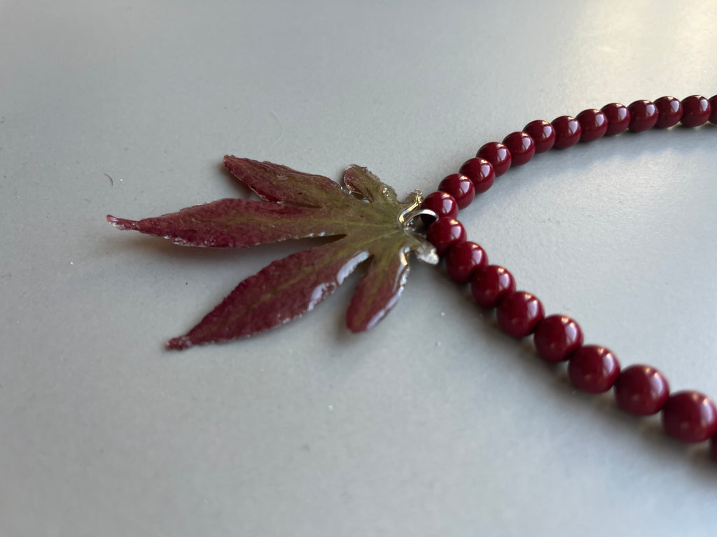 Collar corto hoja arce japonés
