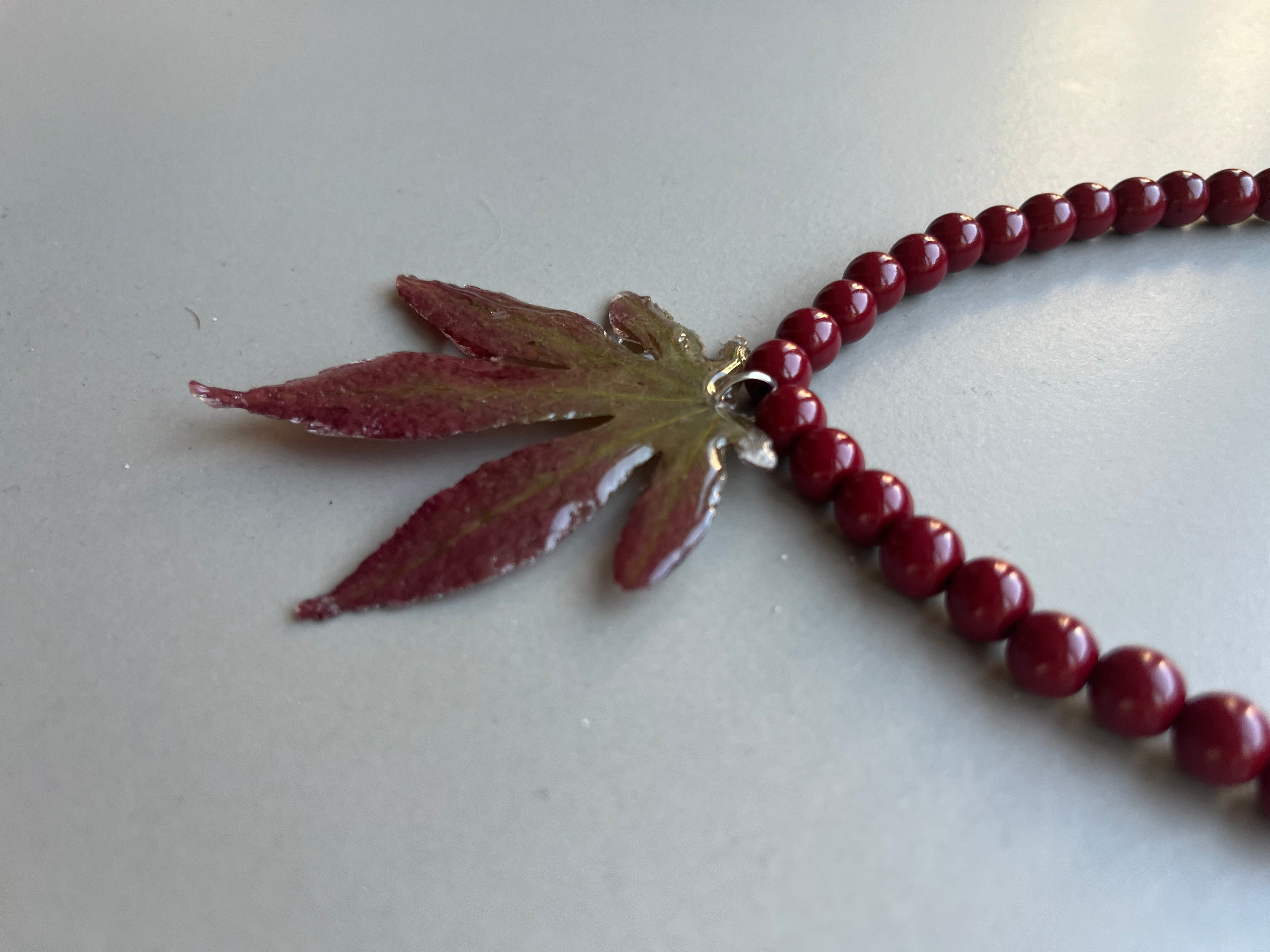 Collar corto hoja arce japonés
