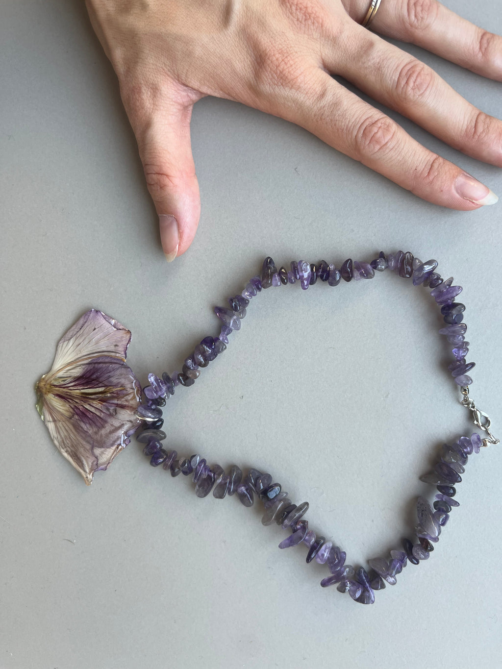 Collar corto flor malva