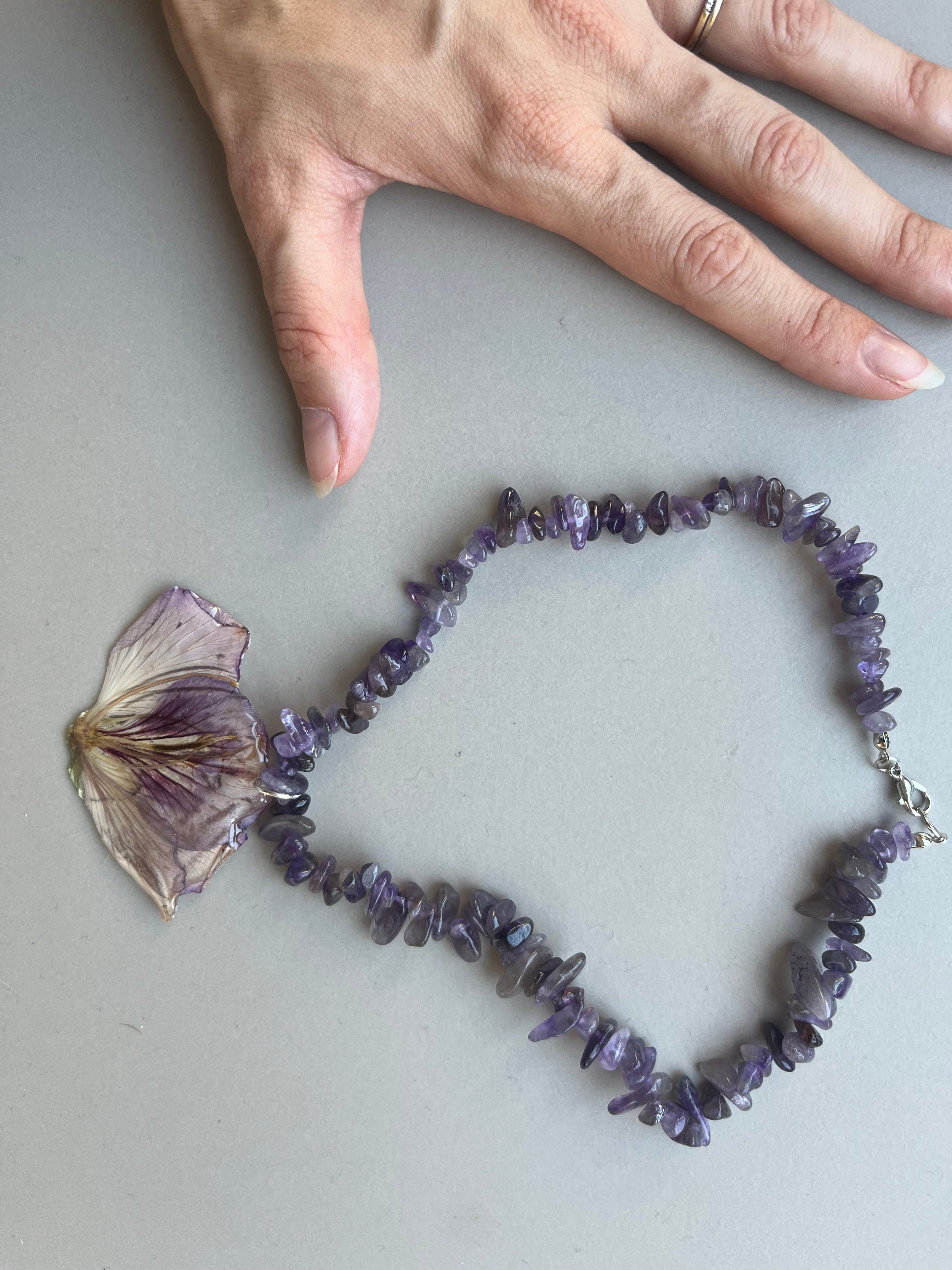Collar corto flor malva