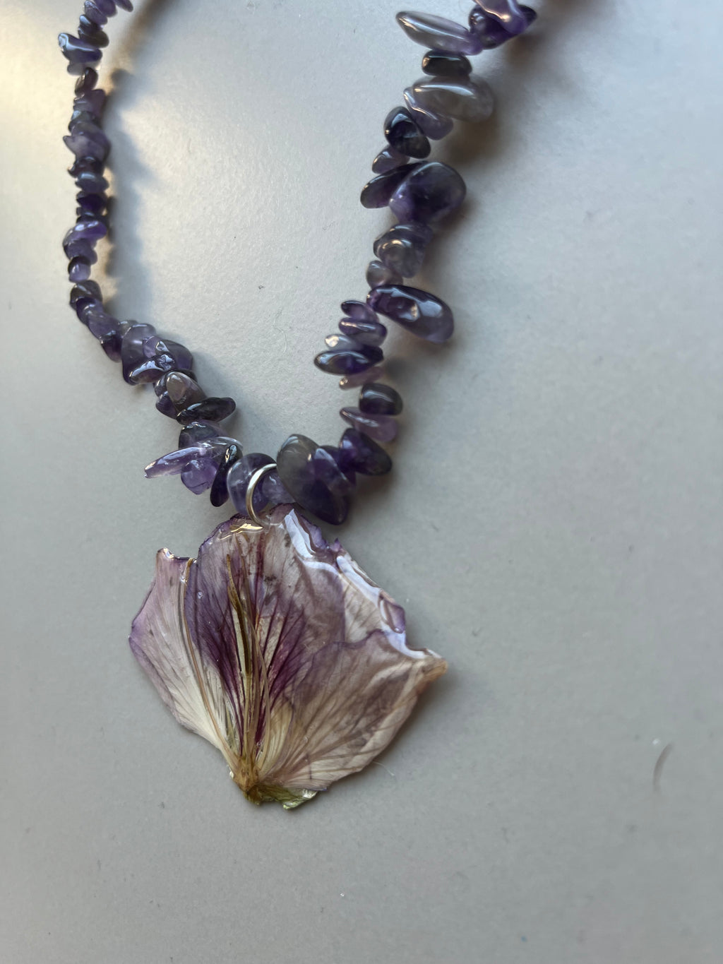 Collar corto flor malva