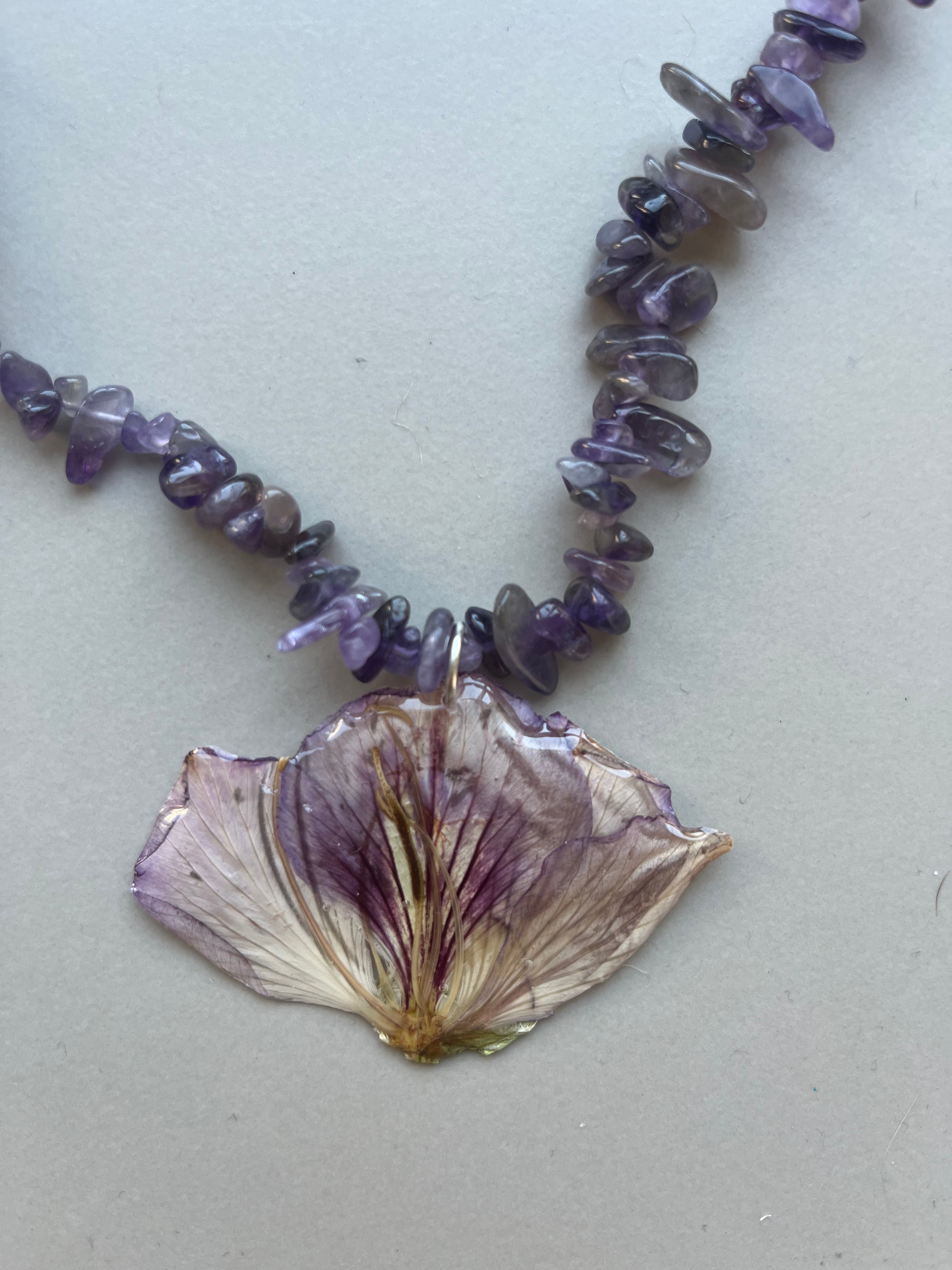Collar corto flor malva