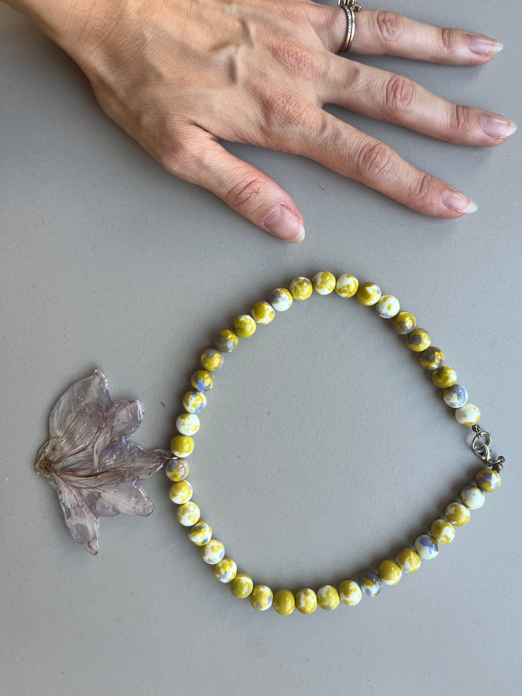Collar corto amarillo flor malva
