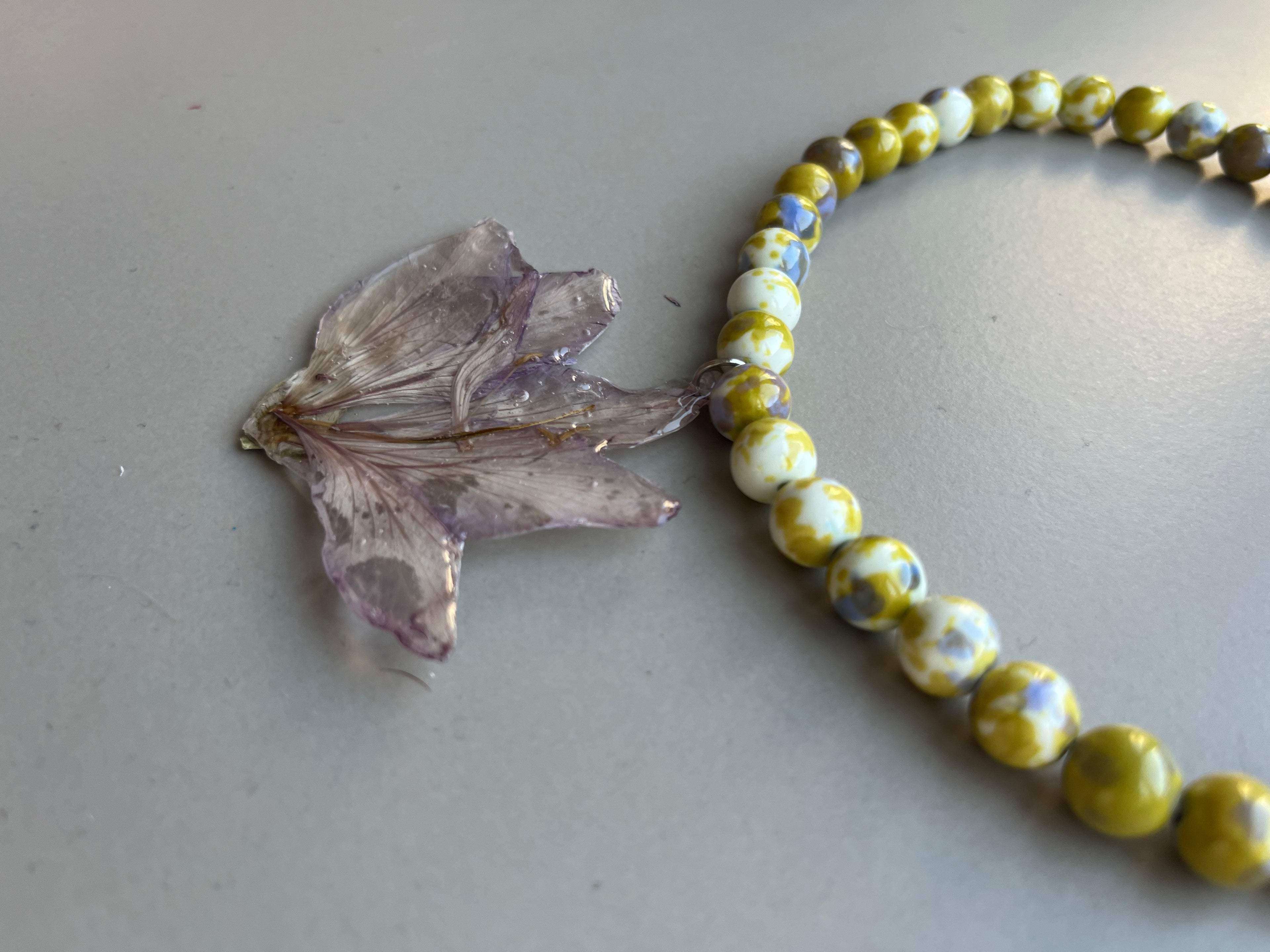 Collar corto amarillo flor malva