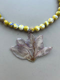 Collar corto amarillo flor malva