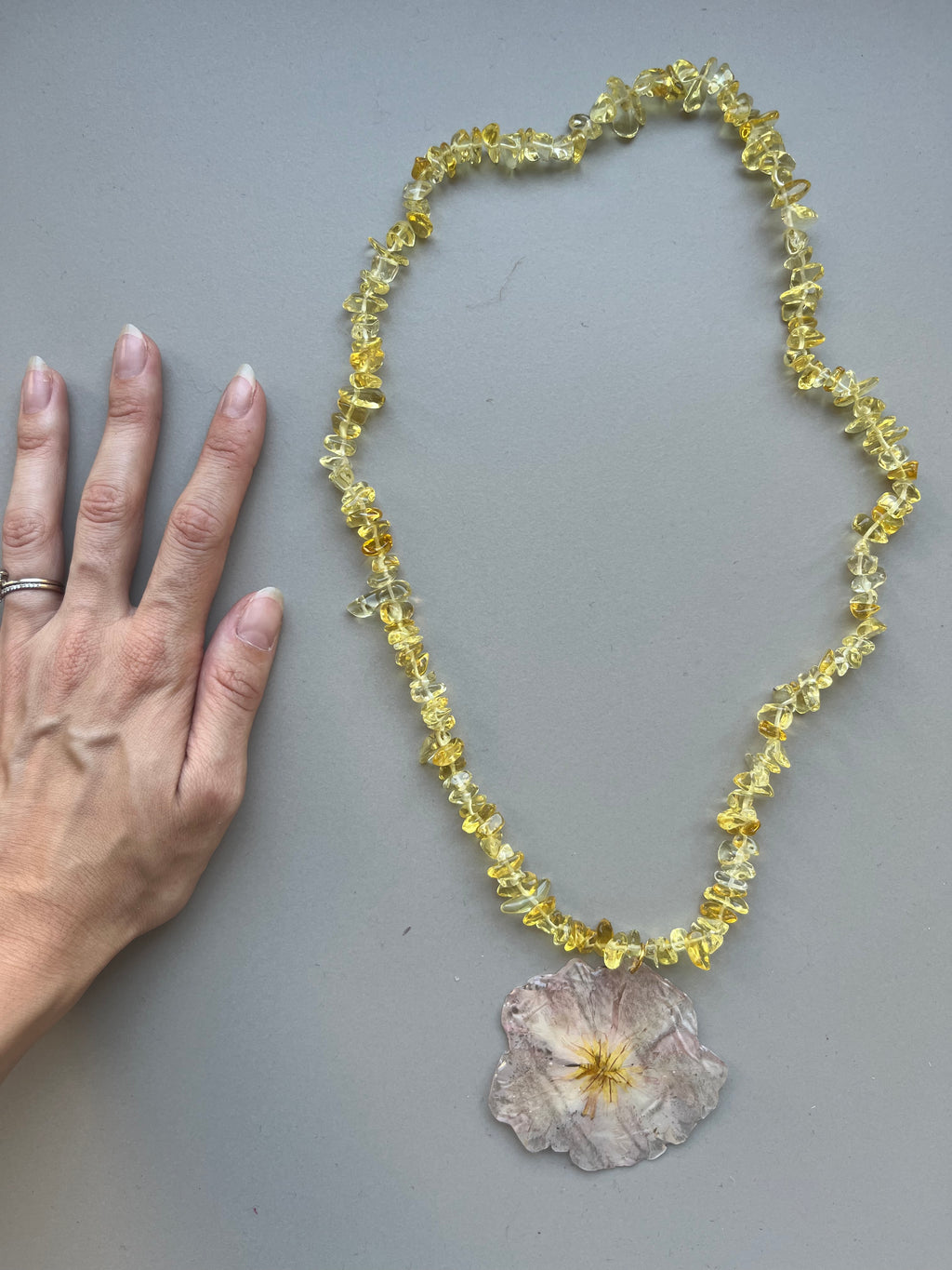 Collar largo amarillo flor rosa