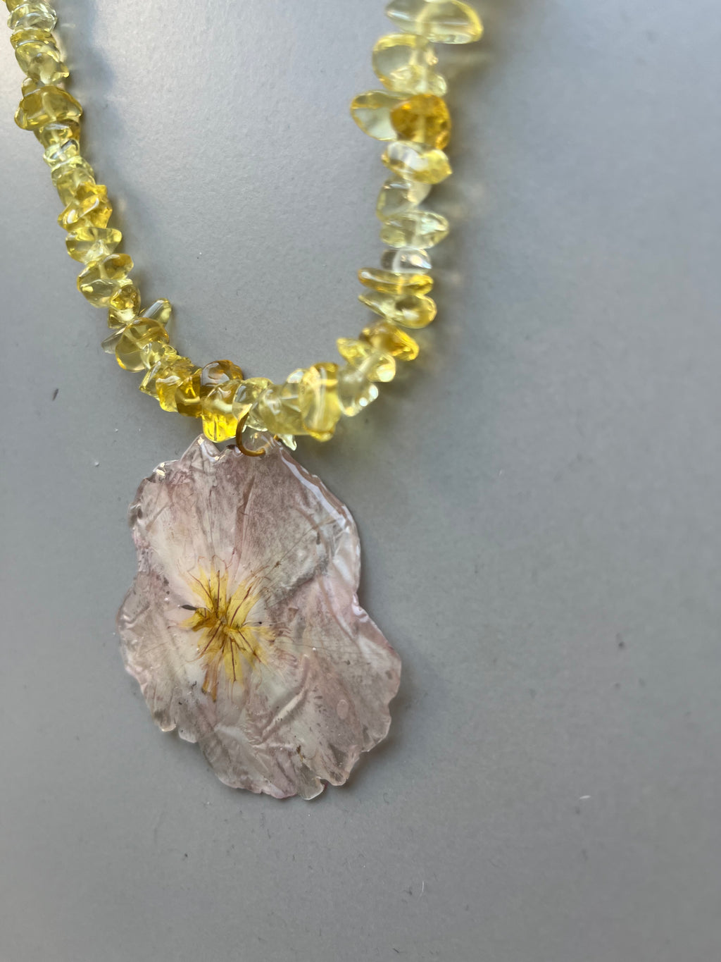 Collar largo amarillo flor rosa