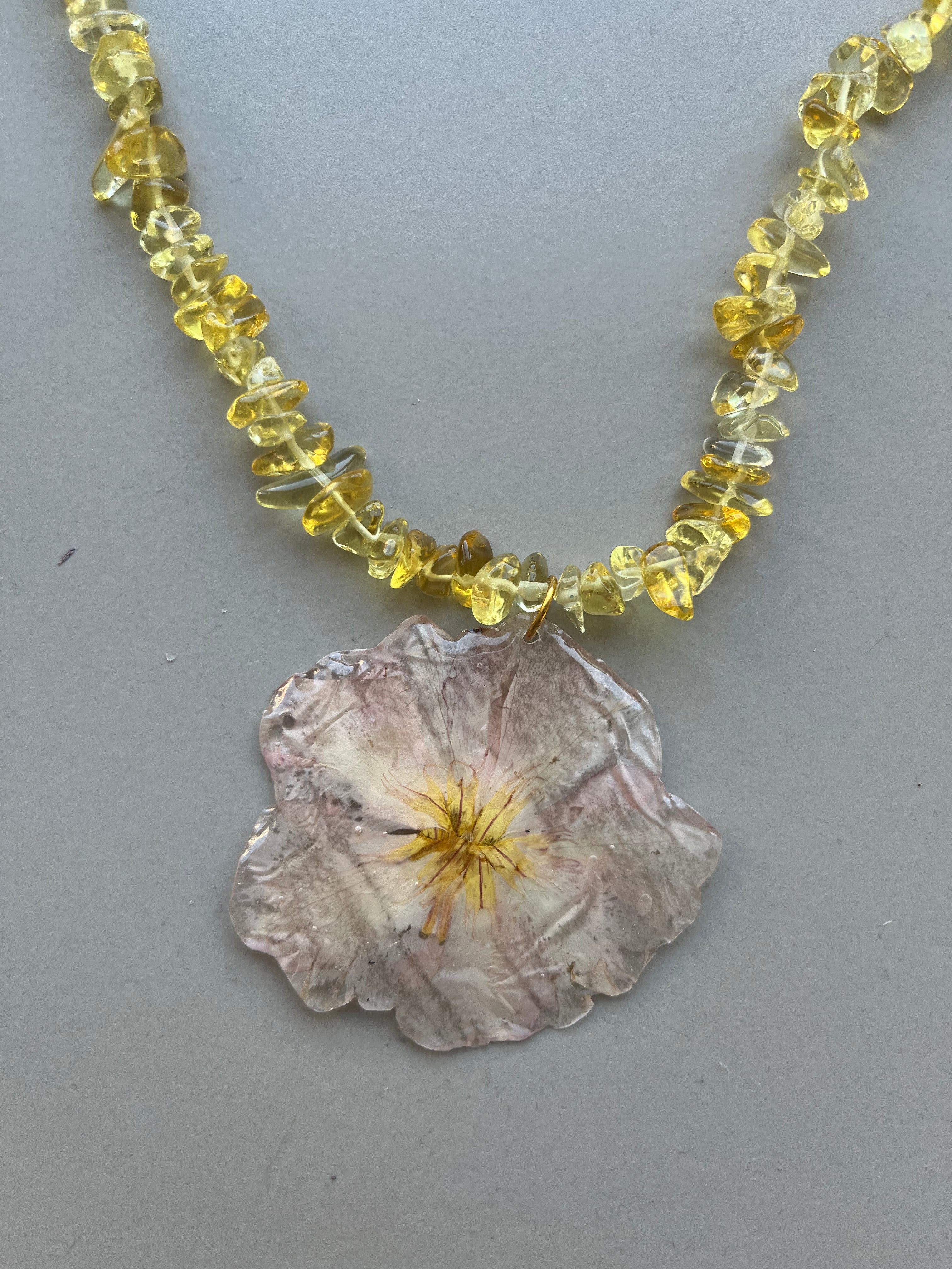Collar largo amarillo flor rosa