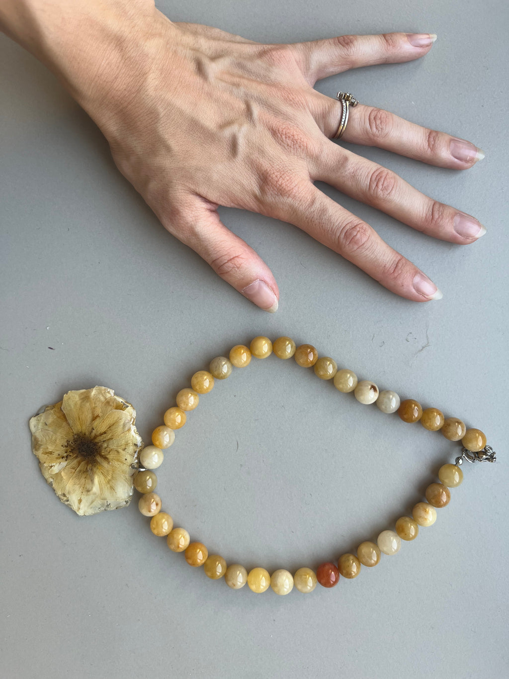 Collar corto rosa beige