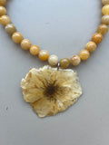Collar corto rosa beige