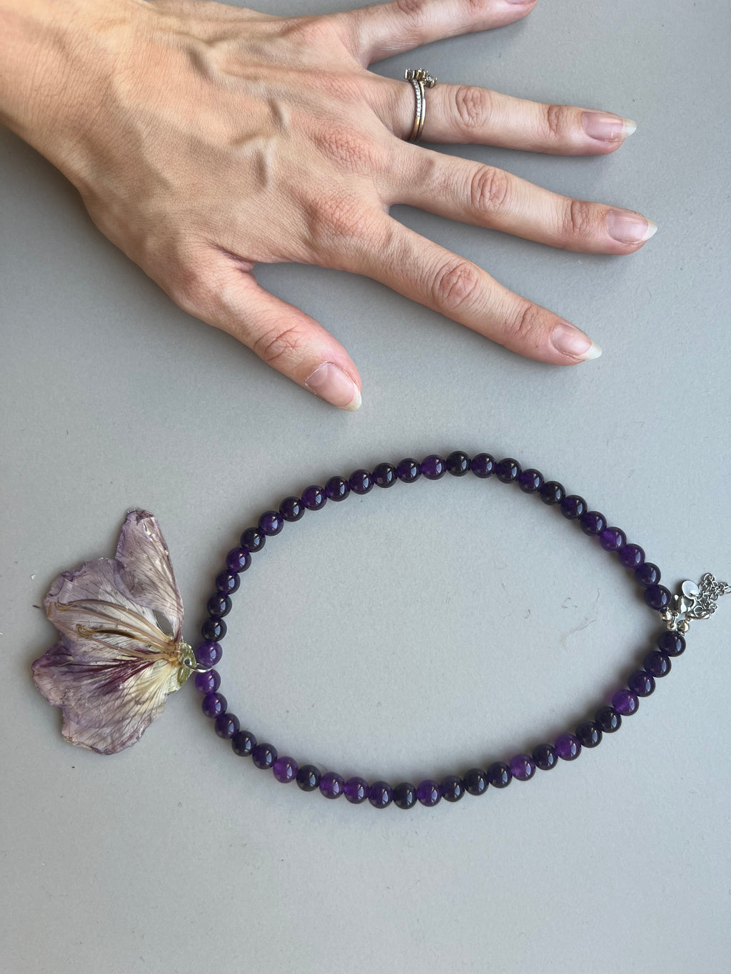 Collar corto flor malva