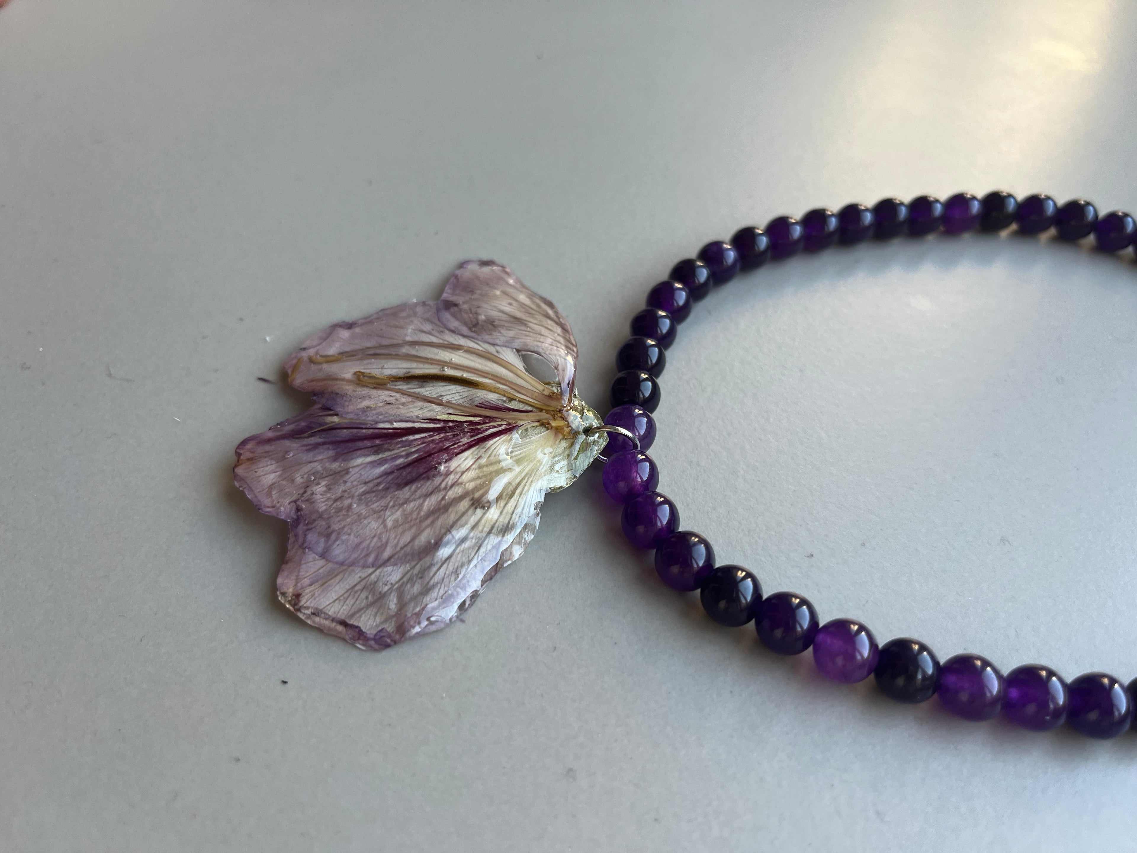 Collar corto flor malva