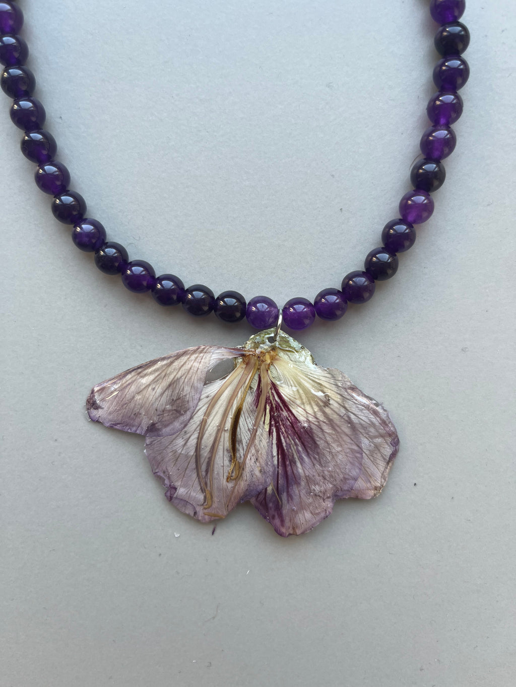 Collar corto flor malva
