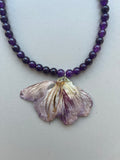 Collar corto flor malva