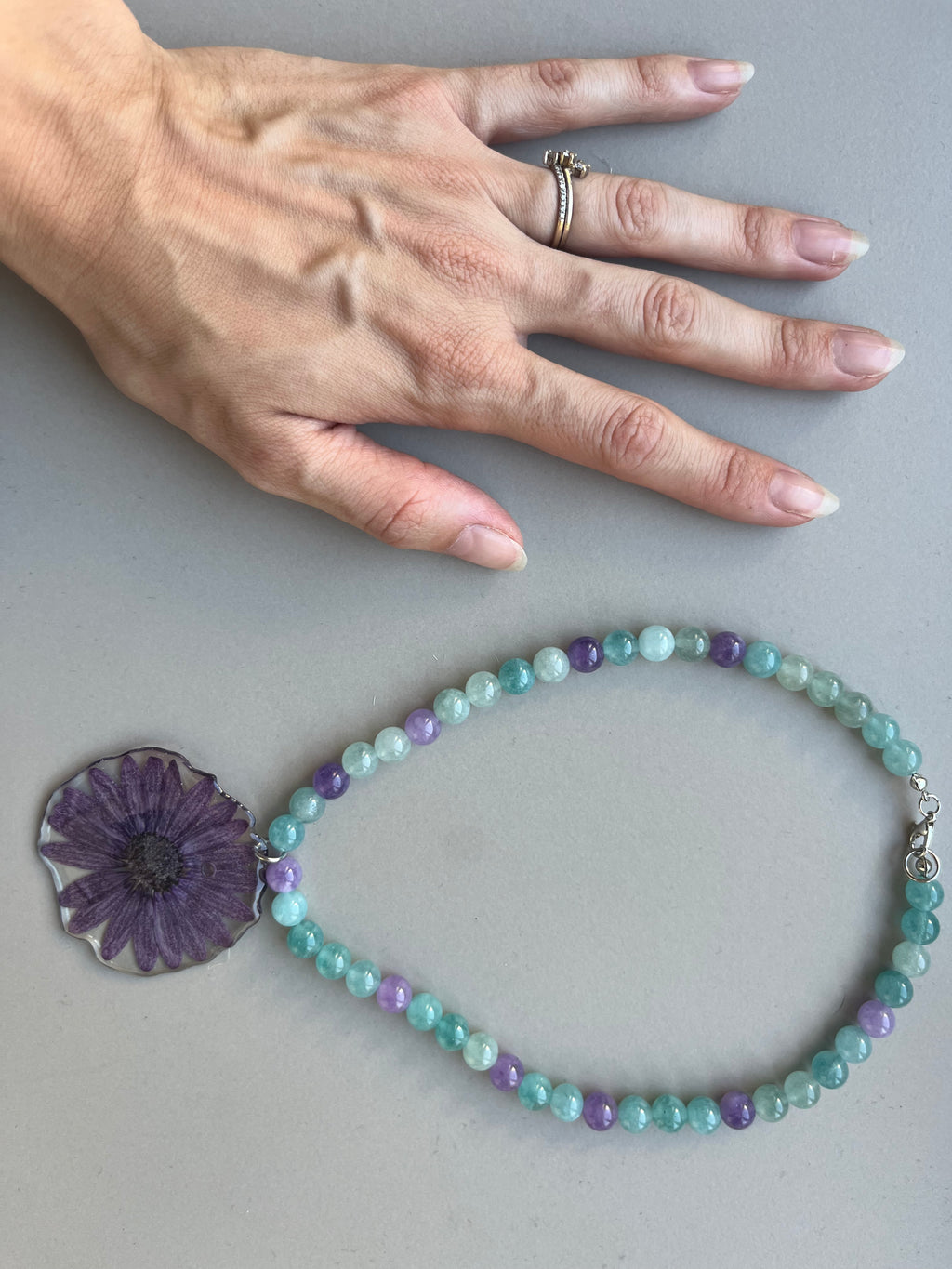 Collar corto margarita violeta