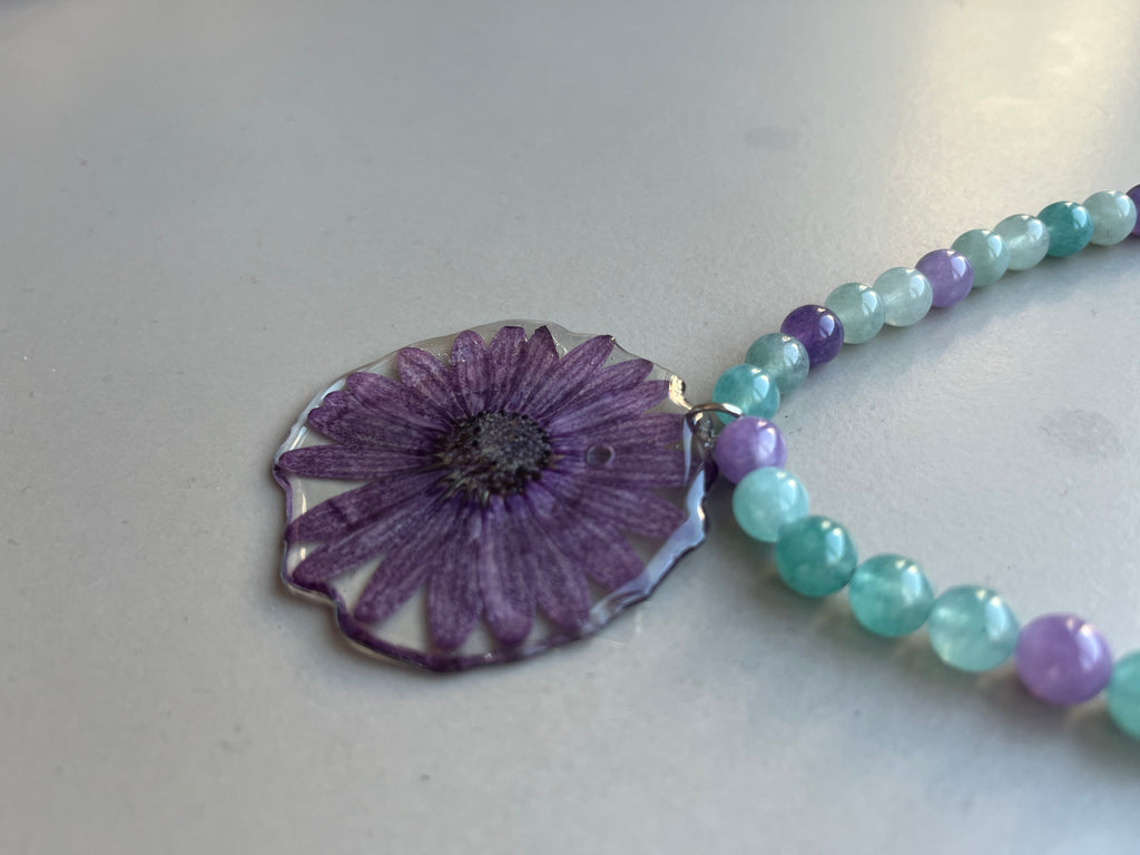 Collar corto margarita violeta