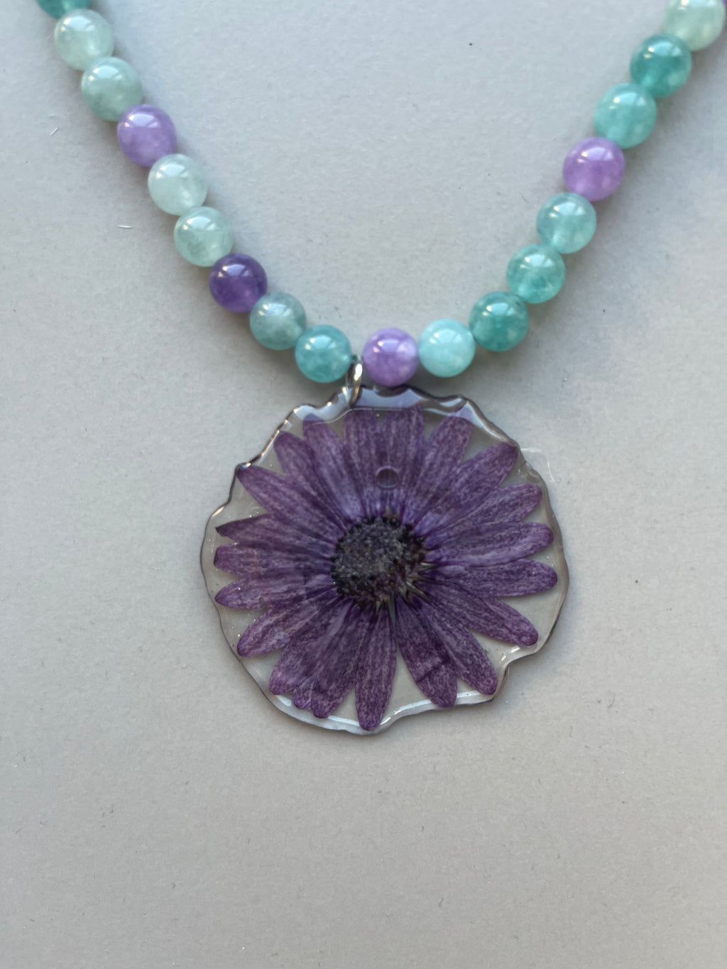 Collar corto margarita violeta