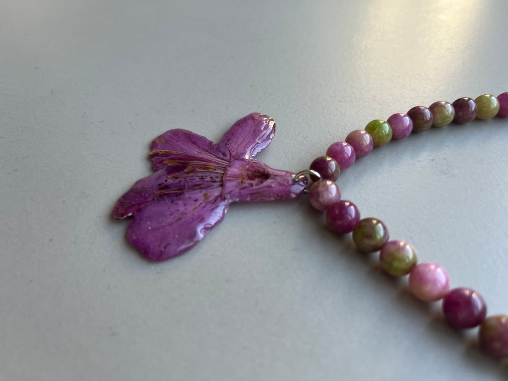 Collar corto flor pequeña púrpura